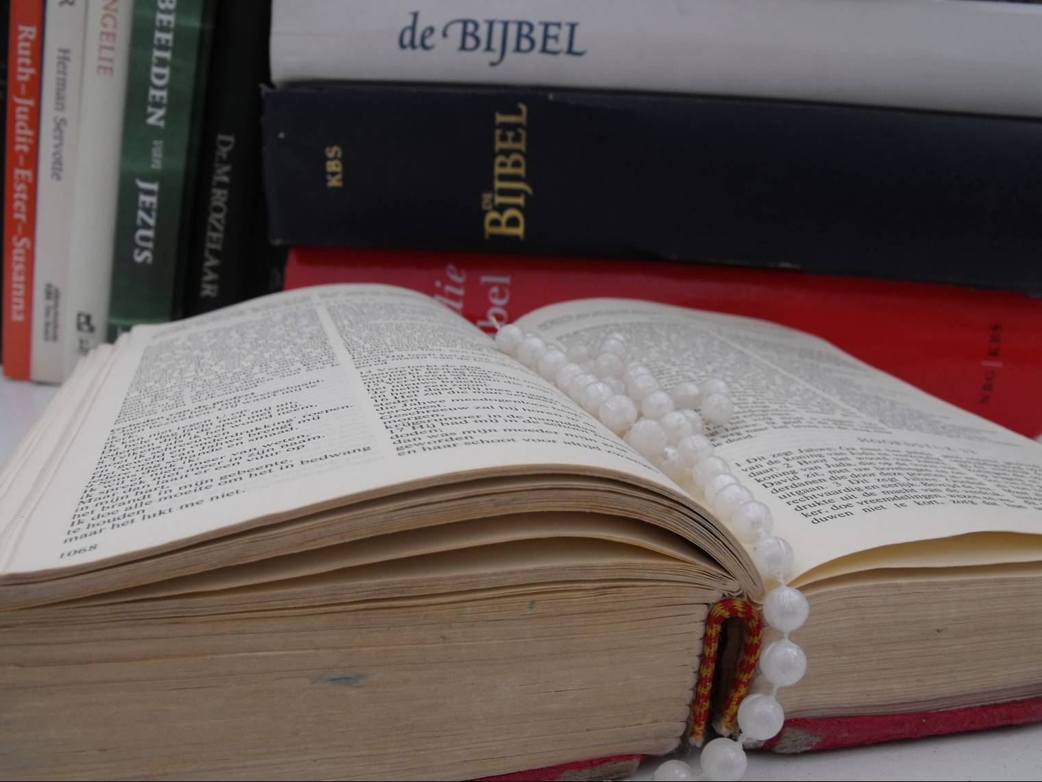 Parels van bijbelse vrouwen 2024-2025 | Kerknet